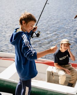 Un garçon et sa canne à pêche