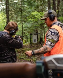 Un chasseur offrant une formation à un adolescent