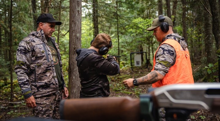 Un chasseur offrant une formation à un adolescent