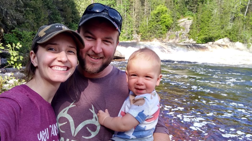 Une petite famille devant la rivière 