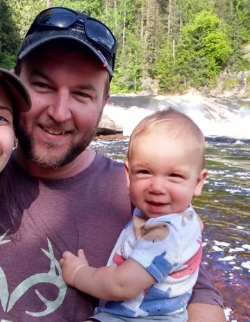 Une petite famille devant la rivière 