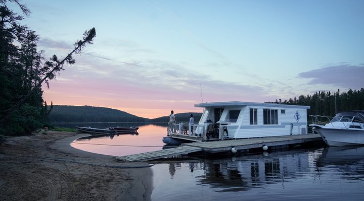 Bateau-maison au coucher du soleil