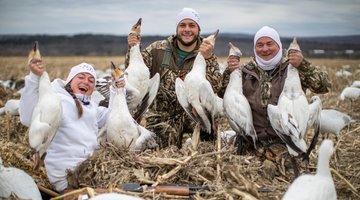 Un groupe de chasseurs avec leurs oiseaux