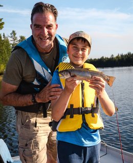 Michel Therrien et un enfant avec son poisson