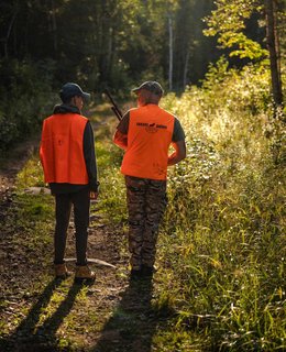 Deux chasseurs dans la forêt 