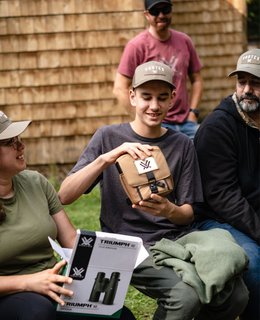 Un adolescent heureux d'avoir des nouvelles jumelles 