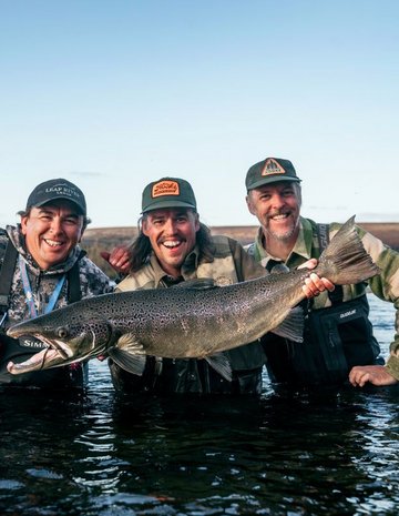 Des pêcheurs avec leur saumon