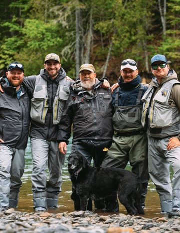 Bande de pêcheurs dans la rivière