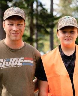 Un père et son fils à la chasse 