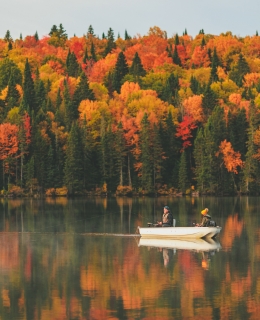 Deux pêcheurs dans un paysage d'automne