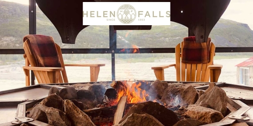 Feu avec chaises Adirondak dans une verrière avec logo pourvoirie Helen Falls