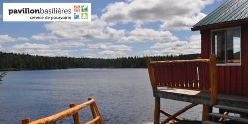 Vue lac à partir d'un chalet avec logo Pavillon Basilières